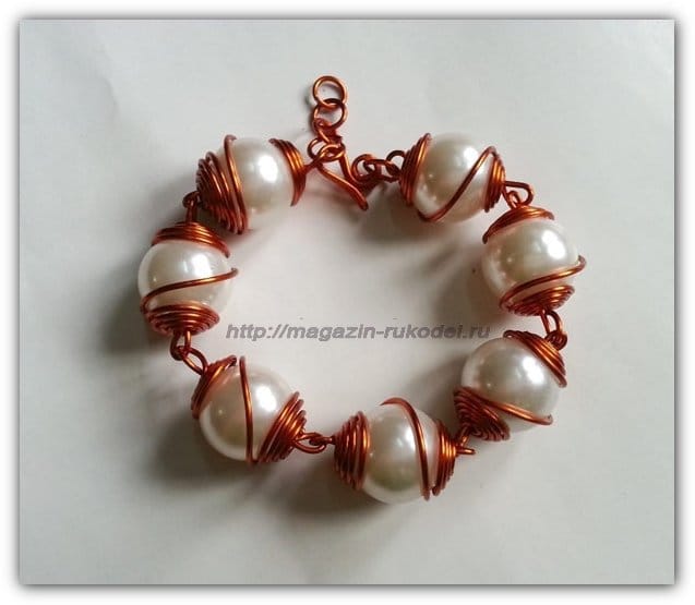 Плетение из проволоки и бусин.