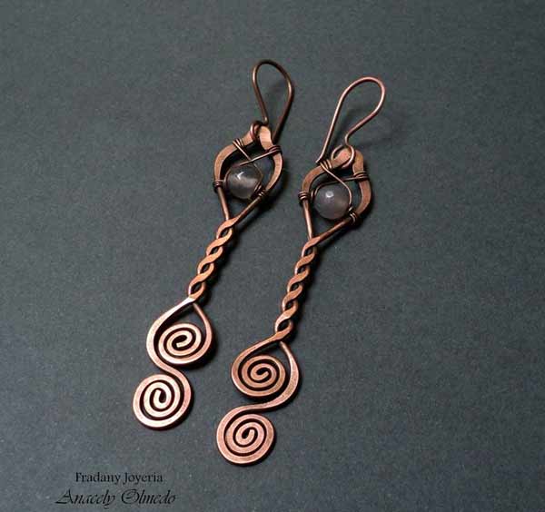 Украшения из медной проволоки.