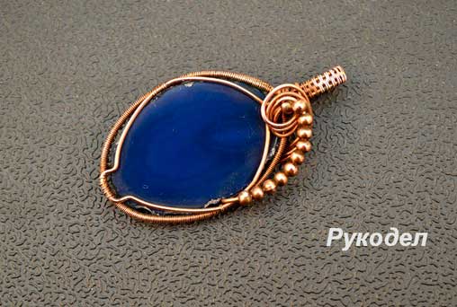 Подвеска из проволоки и среза агата