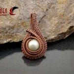 Подвеска из проволоки с бусиной.