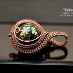 Подвеска из проволоки и бусины из пластики.