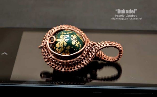 Подвеска из проволоки и бусины из пластики.