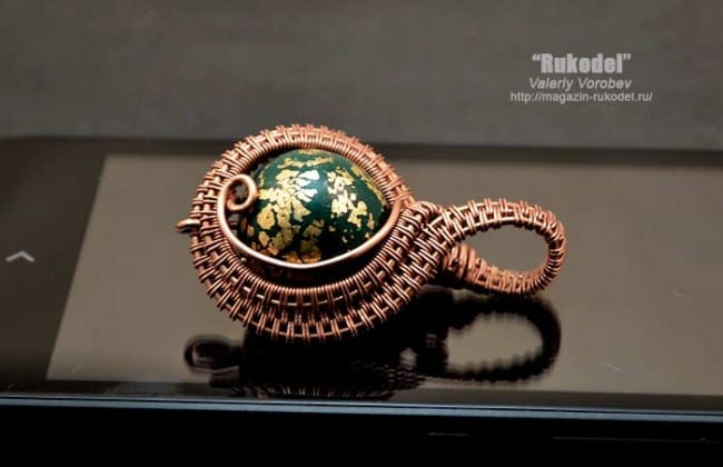 Подвеска из проволоки и бусины из пластики.