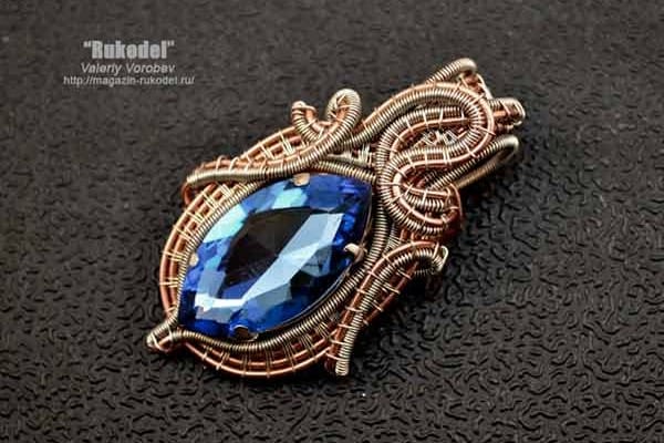 Подвеска из проволоки с кристаллом в оправе.