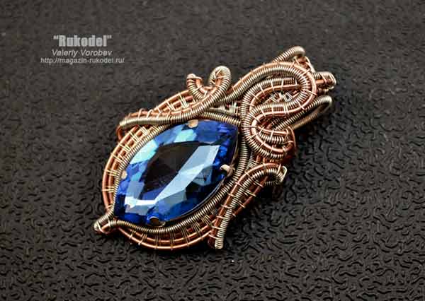 Подвеска из проволоки с кристаллом в оправе.
