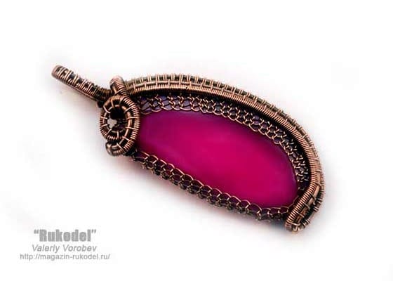 Кулон (подвеска) из медной проволоки с агатом.