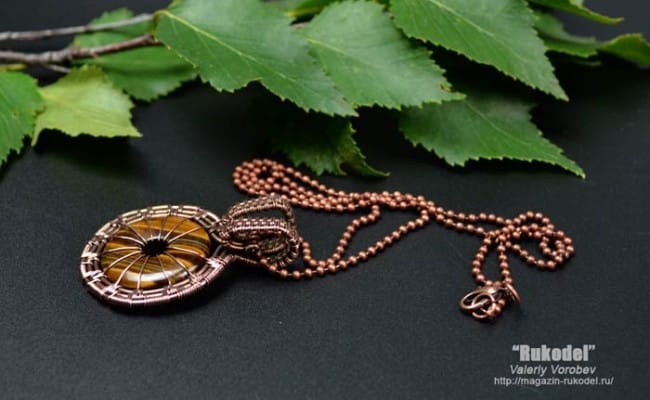 Кулон с камнем