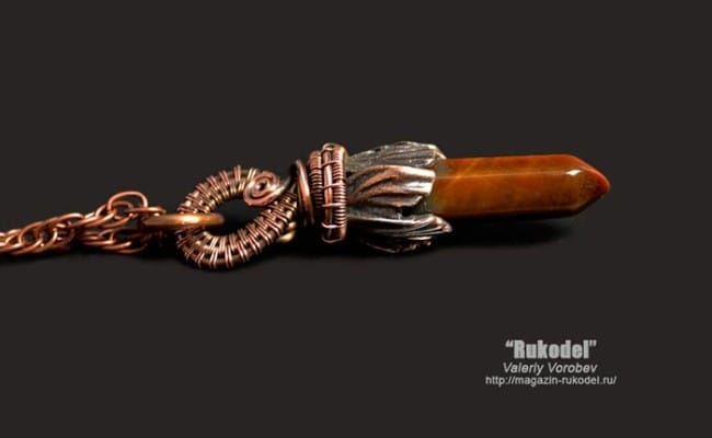 Кулон из проволоки и шапочки для бусин своими руками.