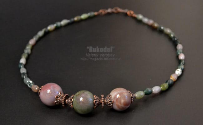 Бусы из натуральных камней.